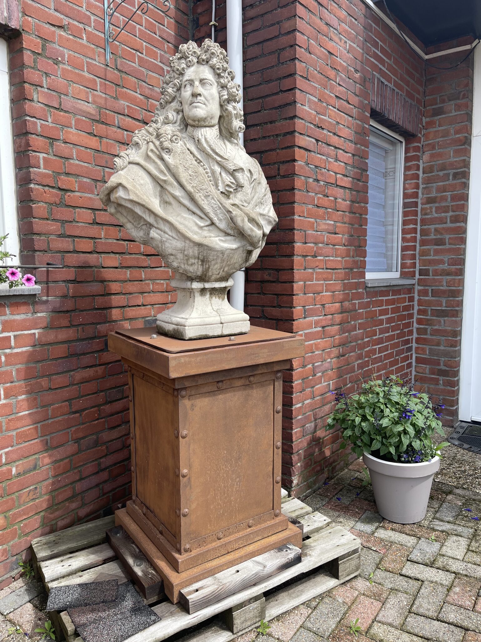 Figur auf Sockel - Image 5