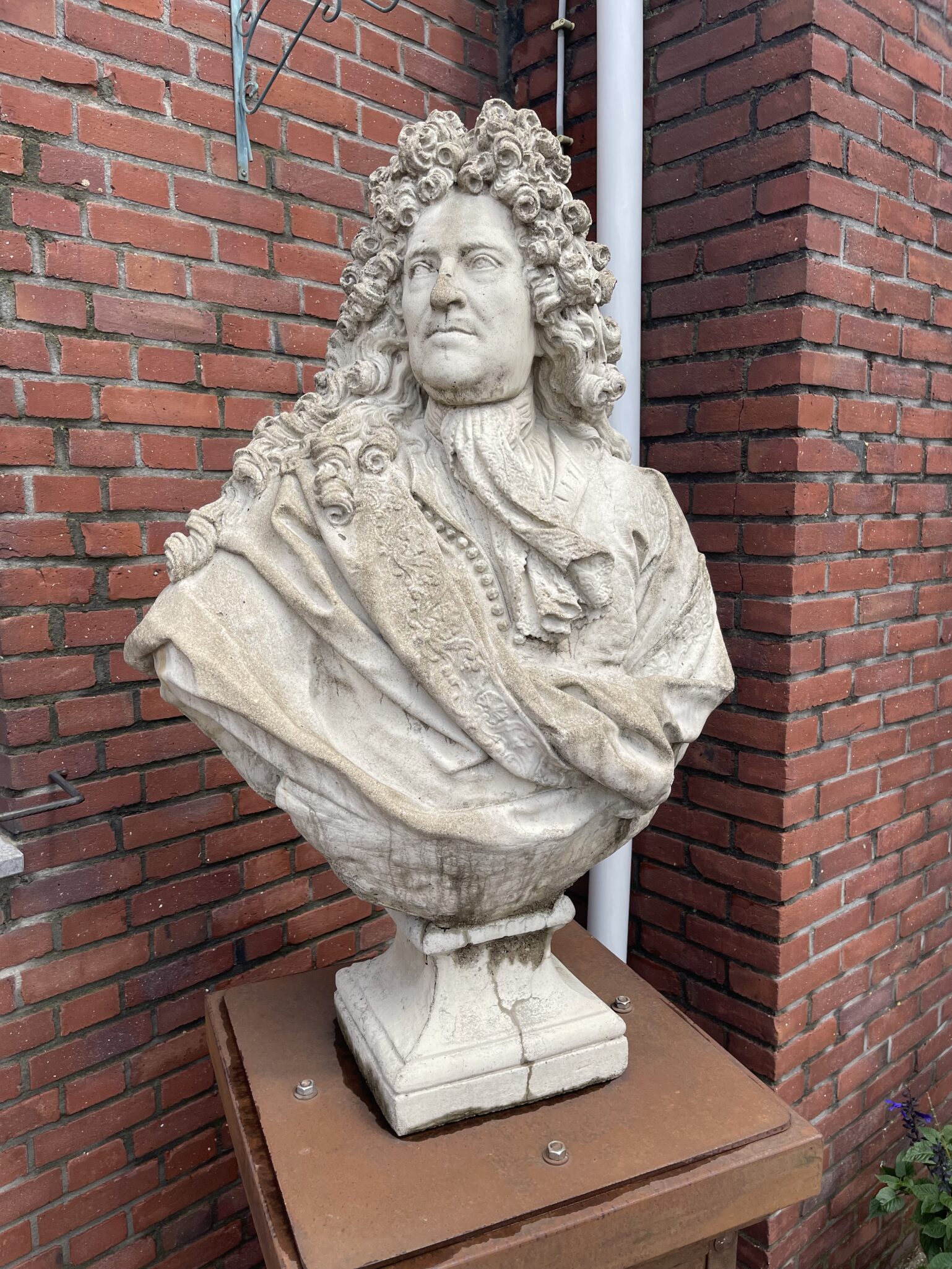 Figur auf Sockel - Image 4